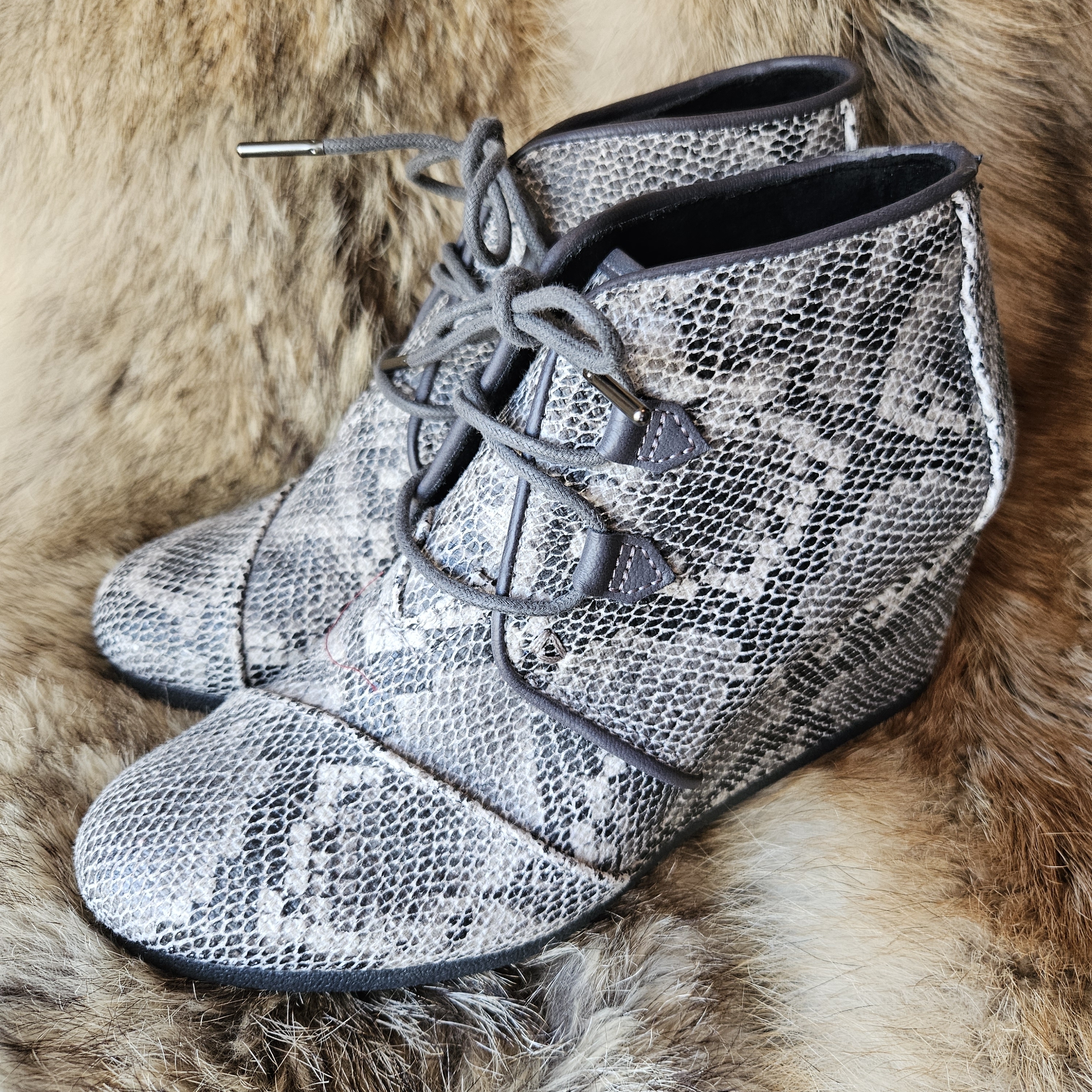 Toms Vegan Leather Gray Snake Print Ankle Booties Women's 9.5 Like New